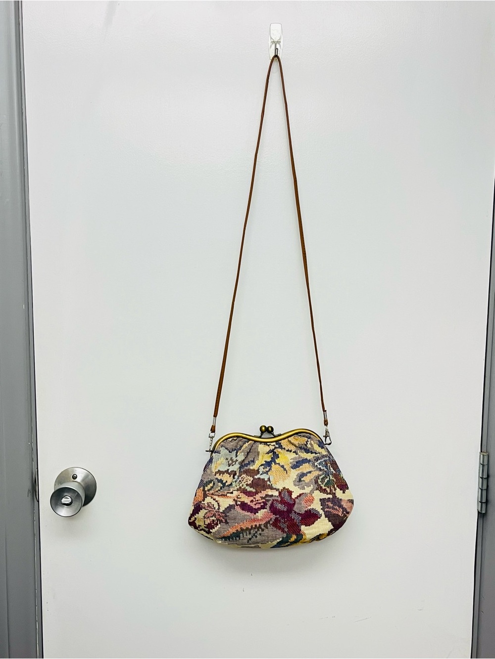 Vintage Kisslock Tapestry Crossbody Bag - Picture 7 of 7